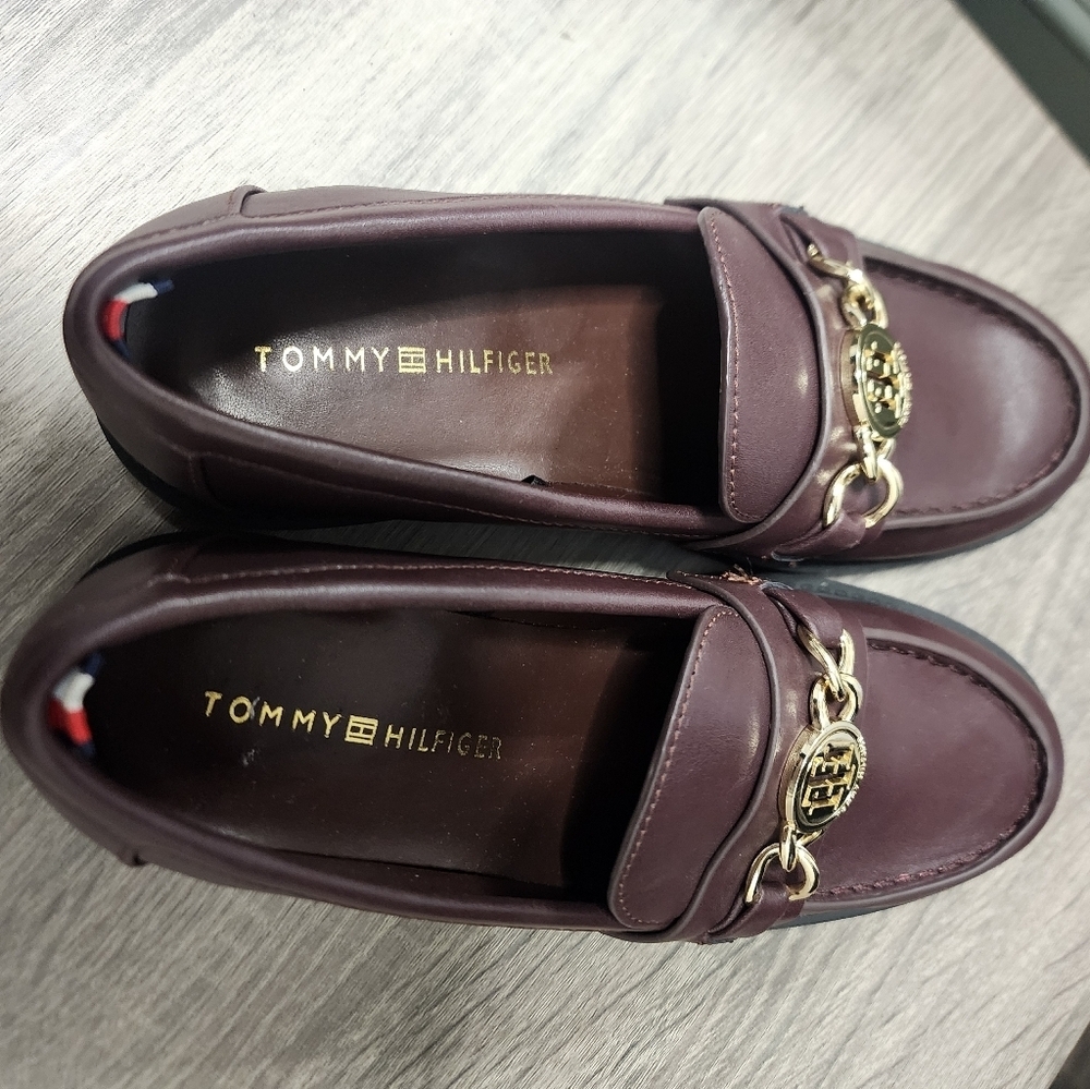Size 6 Women's Tommy Hilfiger Terina Loafers With Gold Hardware. - Picture 3 of 8